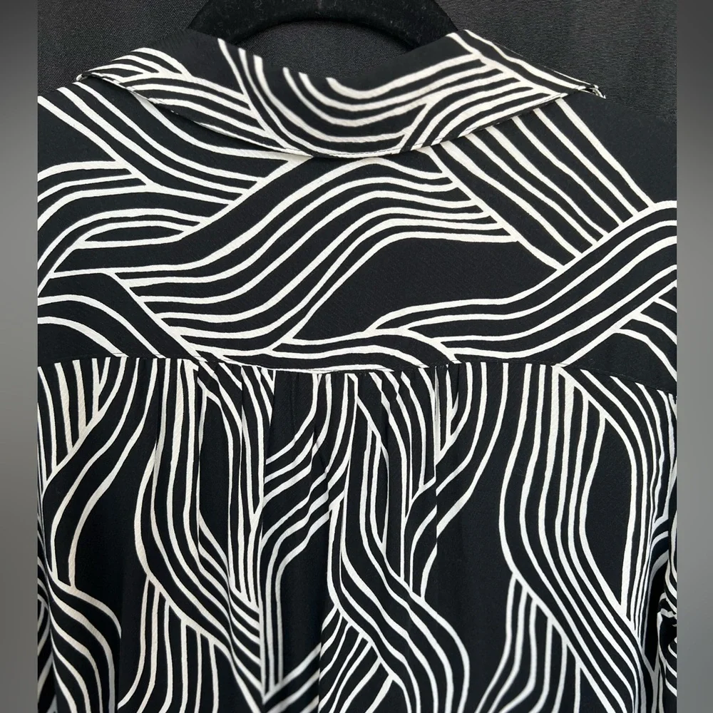 🖤 EUC ANN TAYLOR FACTORY Black & White Wavy Line V-Neck Blouse | Women’s Size XS - Picture 8 of 8